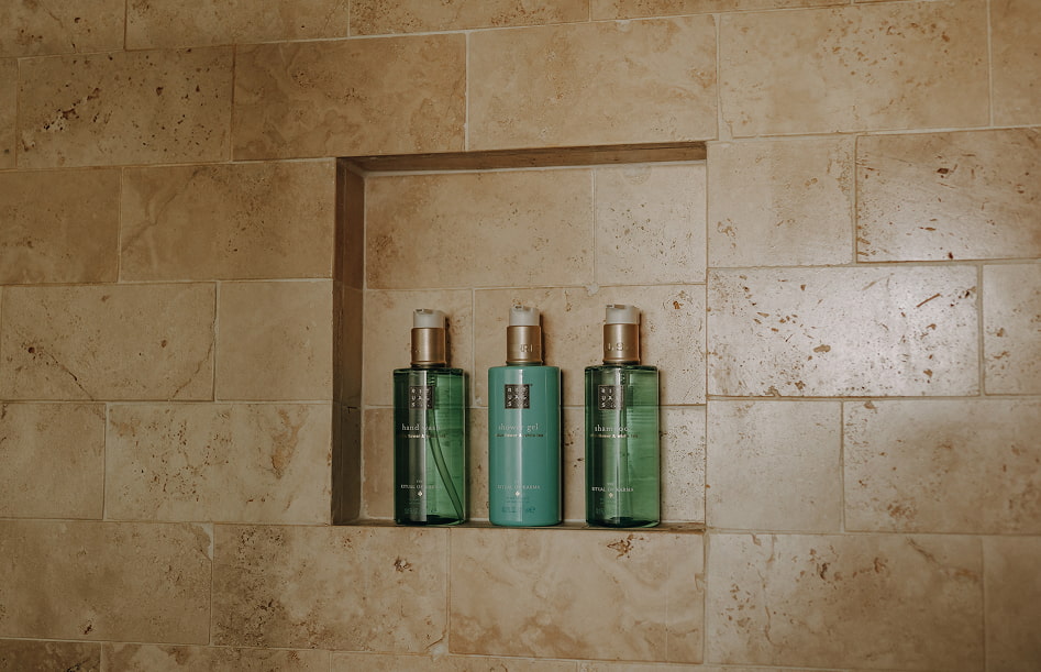 Productos de higiene en la repisa del baño