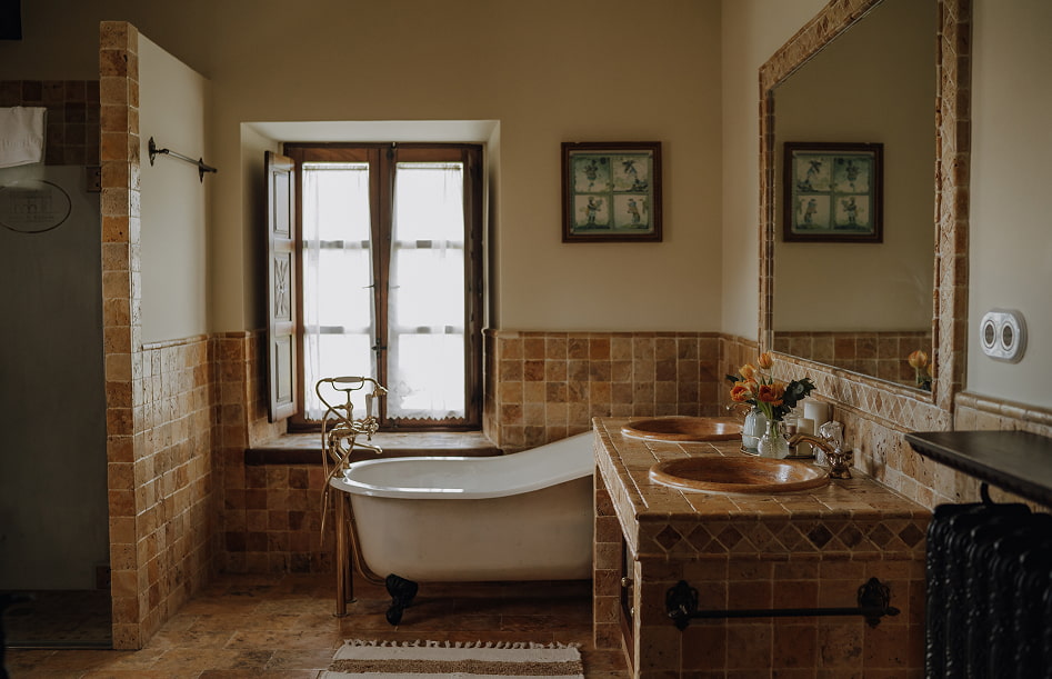 Baño con bañera de estilo victoriano