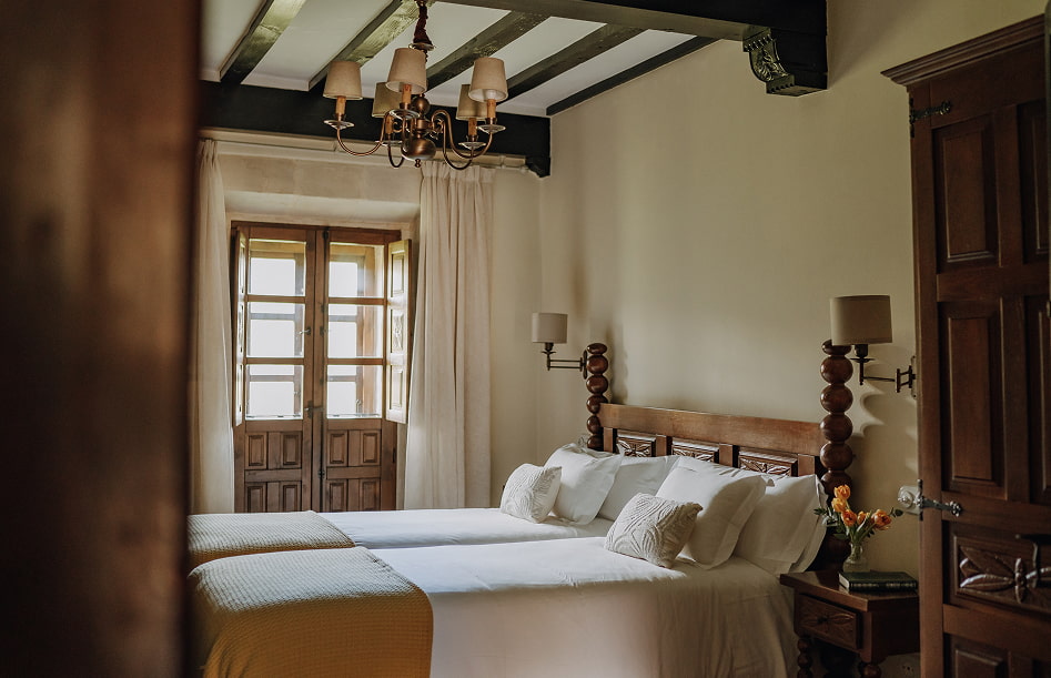 Habitación con dos camas individuales una junto a la otra