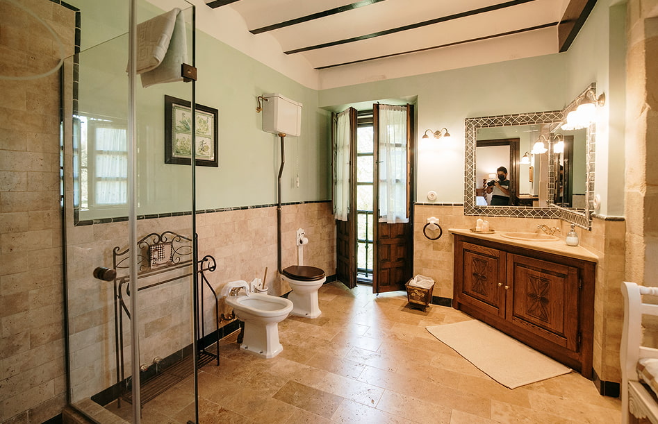 Ampio cuarto de baño con ducha y decoración clásica