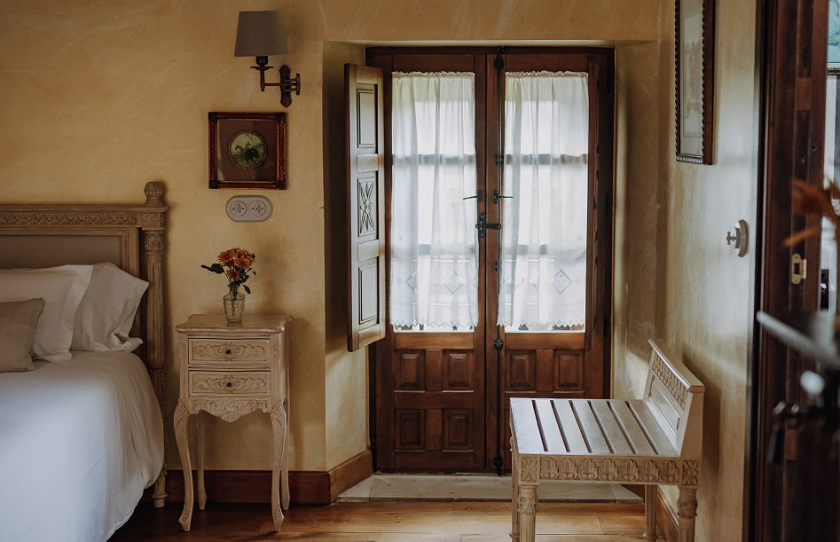Detalle de uno de los ventanales de la habitación, muy cerca de la cama