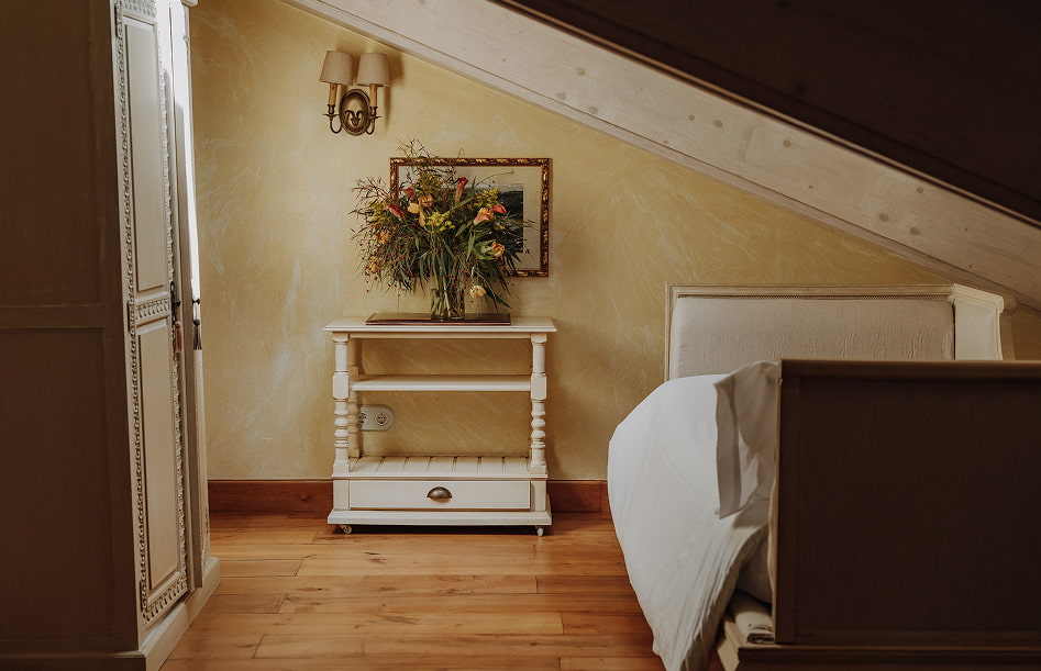 Bonito detalle floral sobre una de las mesitas de la habitación