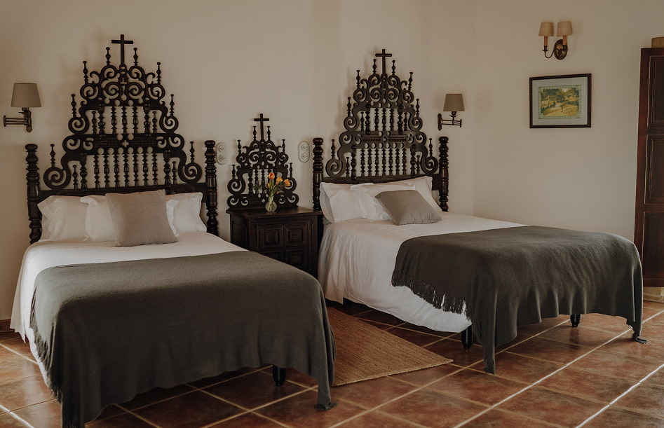 Habitacion con dos camas individuales, con impresionantes cabeceros de madera