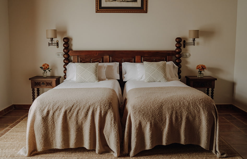 Habitación con dos camas individuales, una junto a la otra