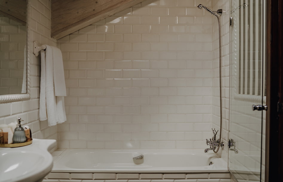 Detalle de la bañera, con grifería de estilo clásico