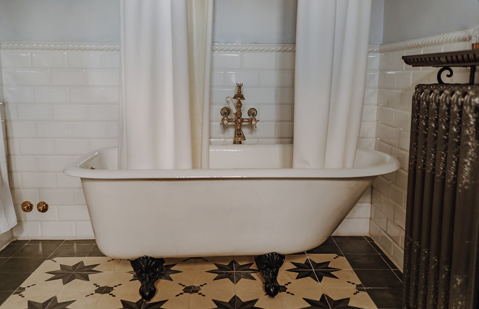 Bañera de estilo francés, con suelos hidráulicos
