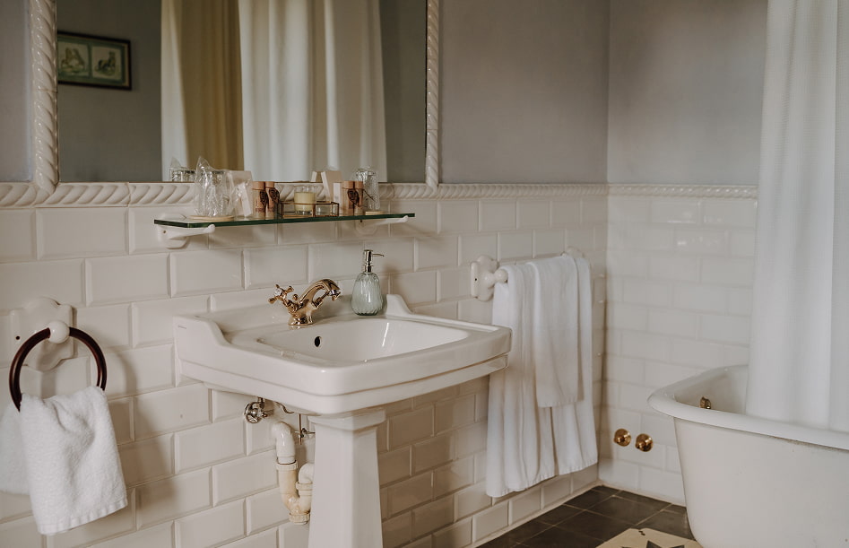 Detalle de la zona de lavabo, con productos de tocador