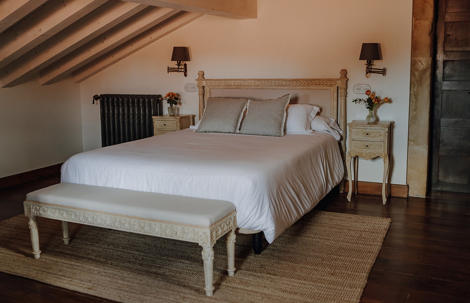 Habitación con cama de 150 cm, en tonos claros