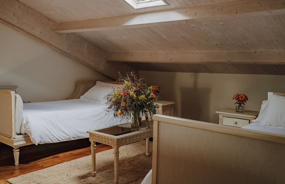 Habitación con dos camas individuales, con techo abuhardillado