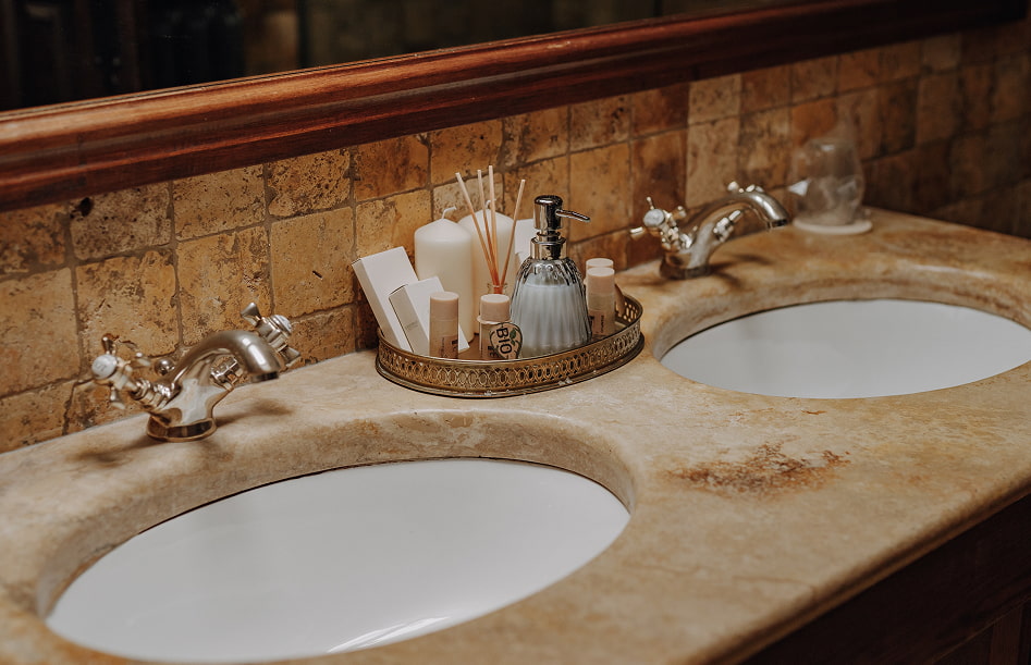 Detalle de la zona de lavabo, con  productos de tocador
