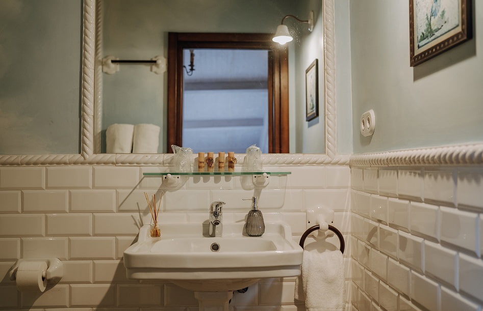 Baño con alicatado en color blanco