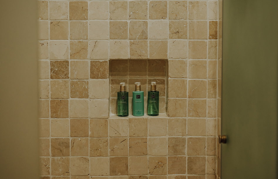 Productos de higiene en la repisa del baño