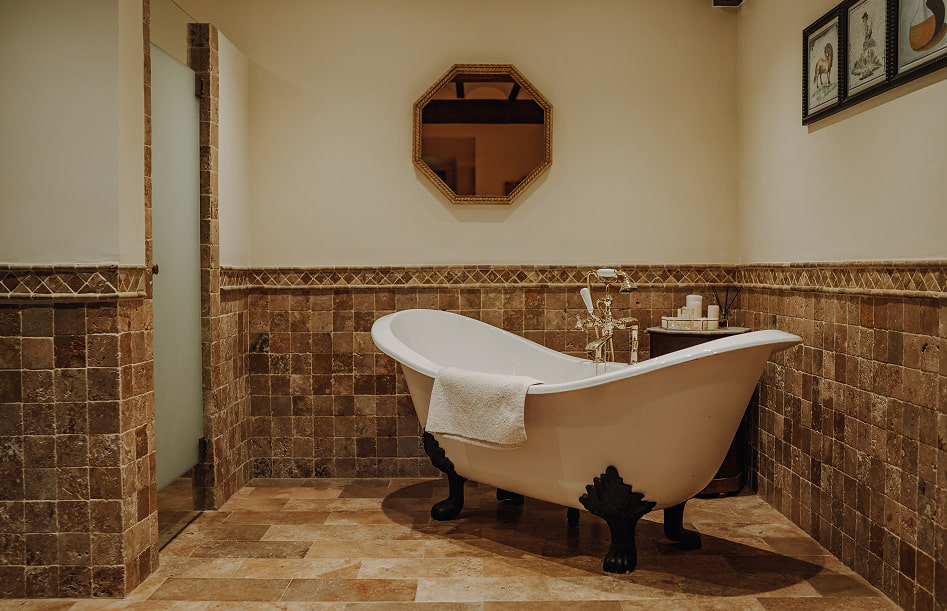 Baño con bañera de estilo victoriano