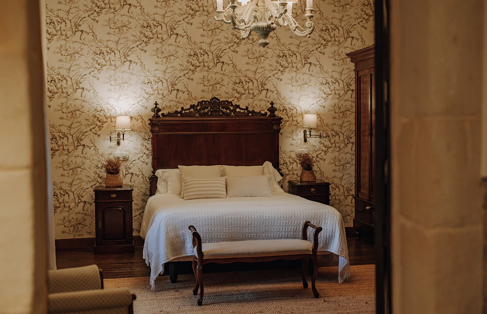 Habitación con cama doble y papel pintado, decoración clásica