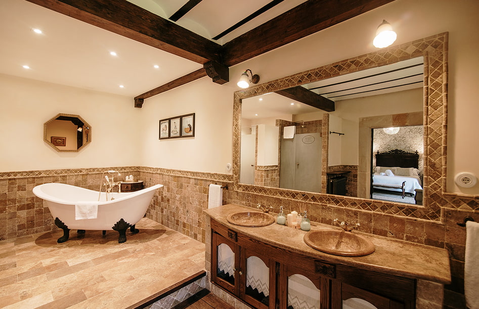 Vista general del baño, con bañera victoriana y lavabo doble