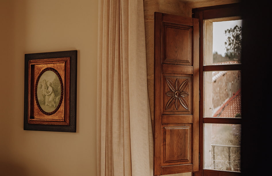 Detalle de uno de los cuadros  y  ventana que adornan la Suite Presidencial